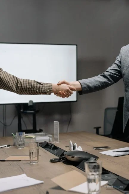 negotiation/price_meeting/sales_training/ceramic_factory/export_contract/customer_handshake/business_whiteboard/global_trade/team_presentation